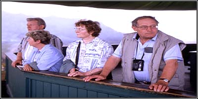 besucher auf der plattform des innsbrucker panoramas